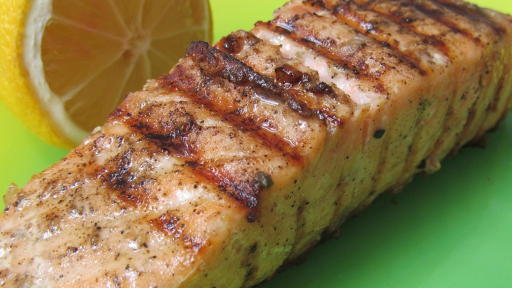 O peixe truta prateada tem gosto de salmão